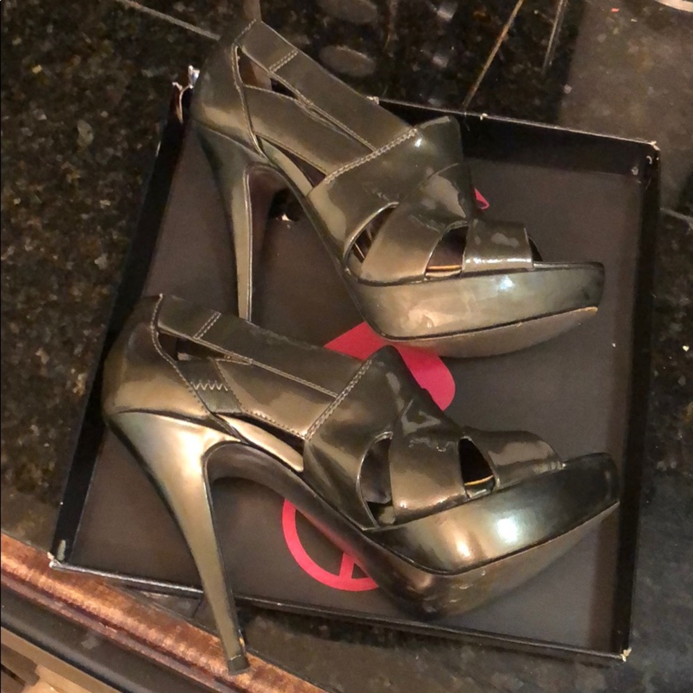 Steve Madden Flamed Pewter Patent Platform Heels